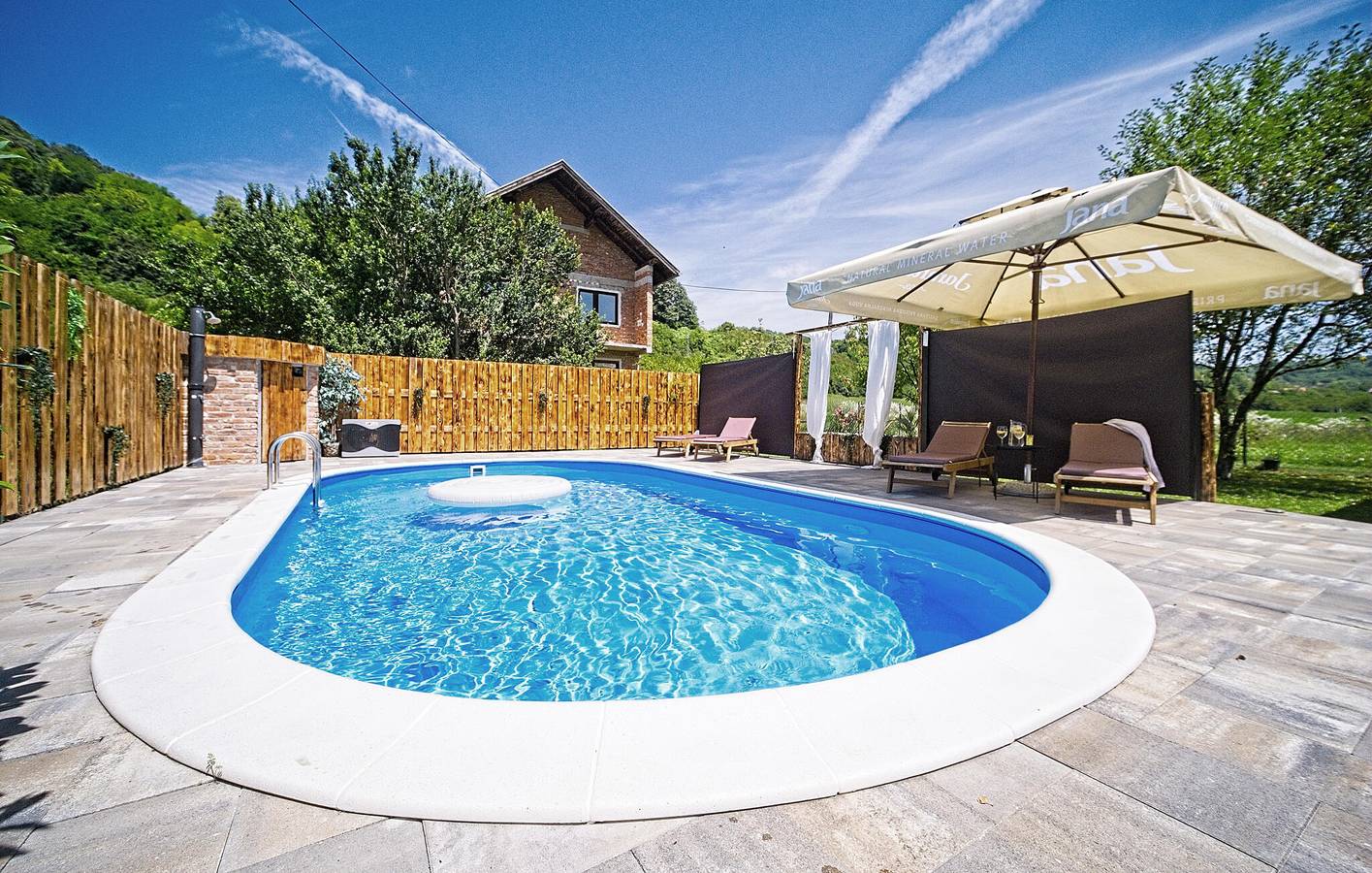 Charmante Ferienwohnung mit Pool in der Nähe des Flusses Strigova und des Stadtzentrums in Sisak-Moslavina
