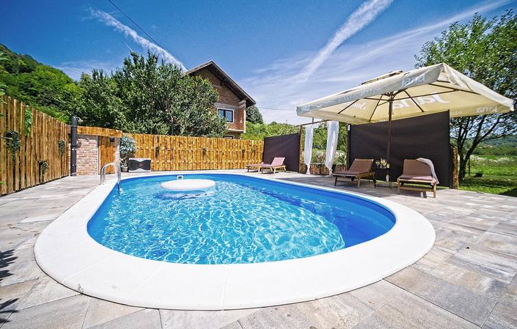 Charmante Ferienwohnung mit Pool in der Nähe des Flusses Strigova und des Stadtzentrums in Sisak-Moslavina