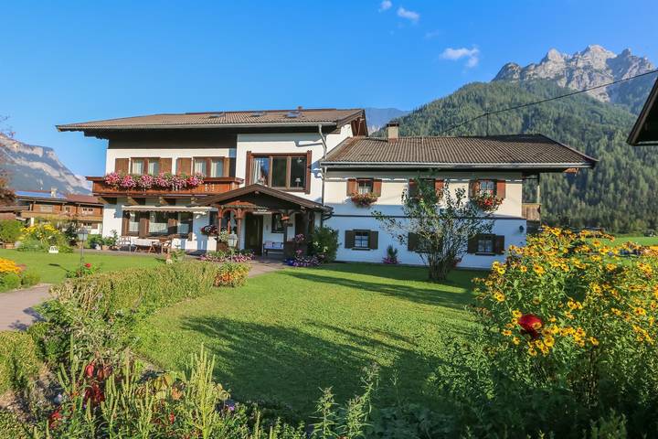 Ferienwohnung für 4 Personen, mit Balkon und Terrasse sowie Garten und Sauna in Waidring