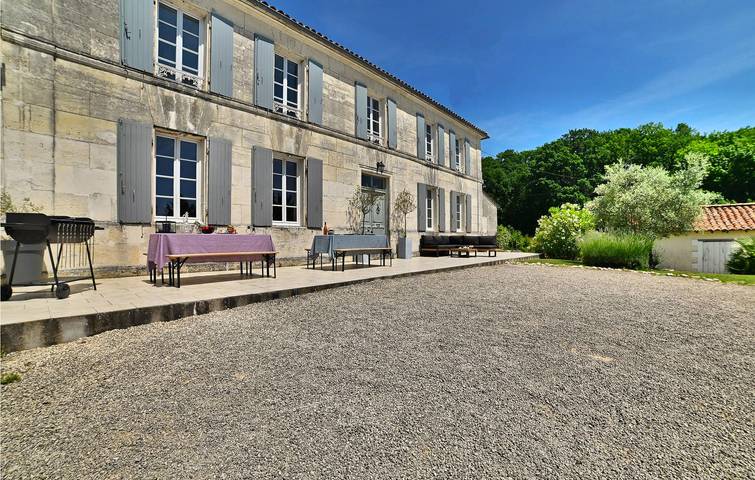 Location de vacances pour 12 personnes, avec Terrasse ainsi que Jardin et Piscine à Sainte-Lheurine
