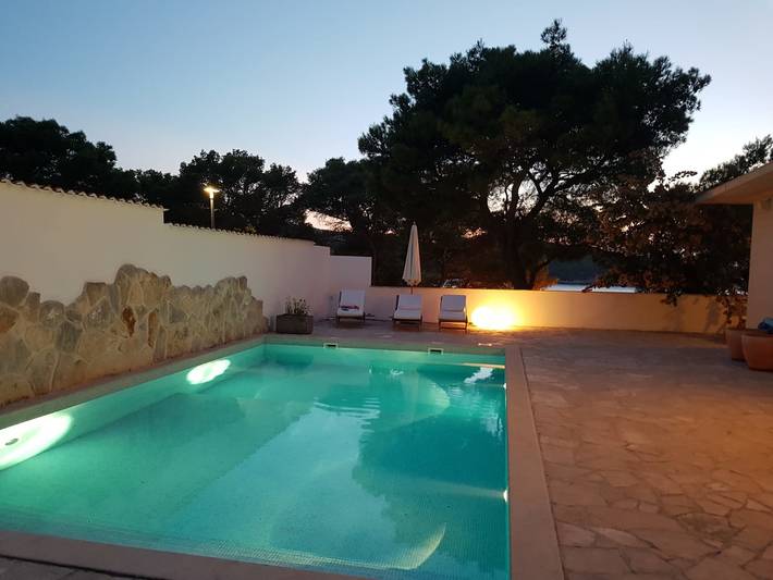Villa for 4 people, with garden and ocean view as well as terrace in Brac