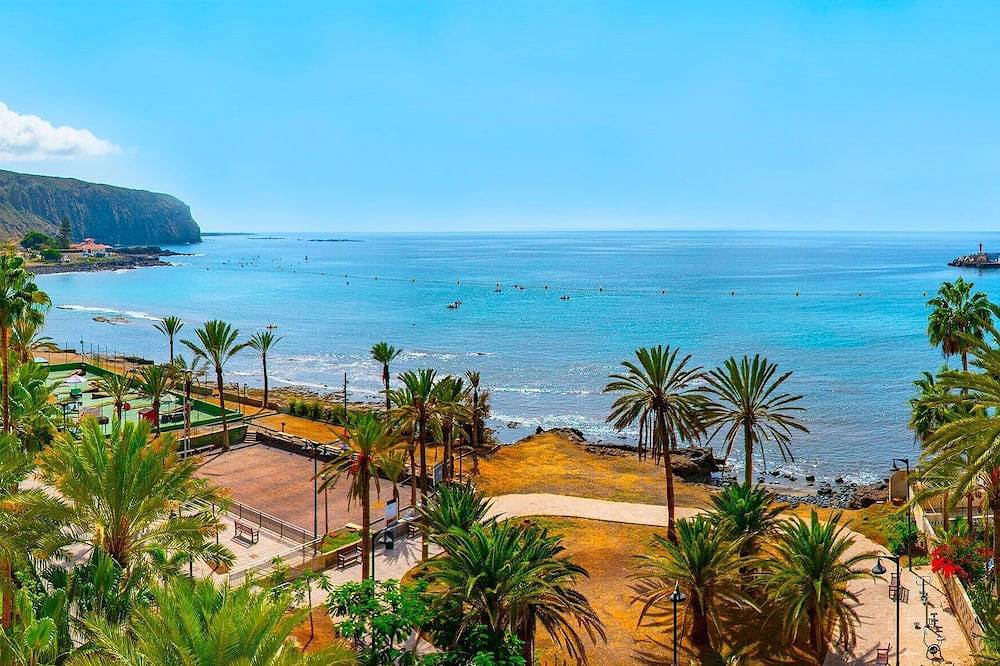 Entire apartment, Beachfront in Los Cristianos, Arona