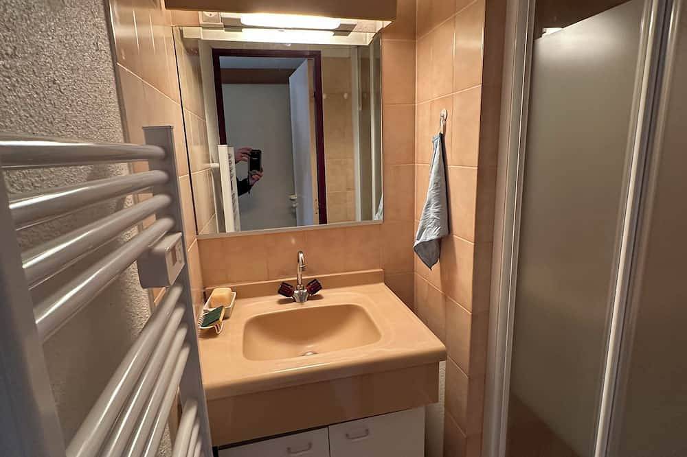 Entire apartment, Apartment Valmeinier 1800 at the foot of the slopes in Valmeinier, Saint-Jean-de-Maurienne region