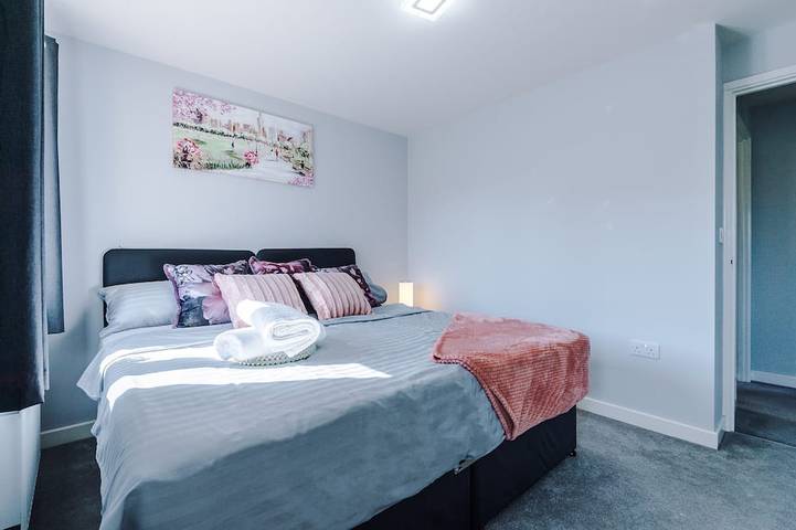 3 Bedroom House with River Irwell view, sleeps 6 in Grand Manchester