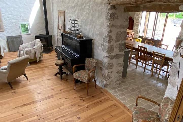 Gîte pour 10 personnes, avec jardin et jacuzzi à Sahune