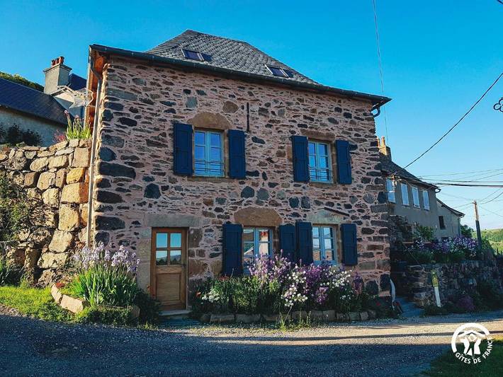 Location de vacances pour 4 personnes, avec terrasse et jardin à Aurelle-Verlac