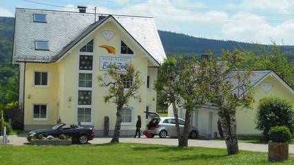 Ferienwohnung für 3 Personen, mit Garten und Ausblick in Allenbach