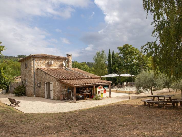 Location de vacances pour 7 personnes, avec Jardin et Piscine à Les Salelles