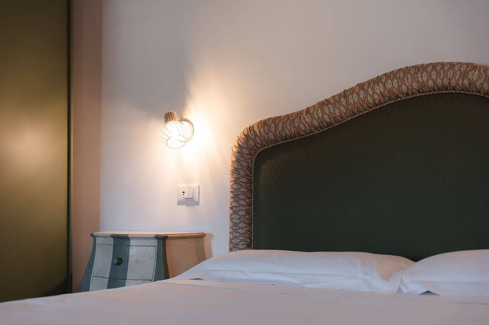 Geheel appartement, Apartment-Deluxe-Ensuite with Shower-Countryside view in Affi, Garda Bergen