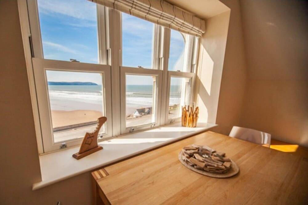 Entire apartment, Lovely 2 bed apartment opposite main beach on Esplanade with fab seaviews ! in Woolacombe, Devon