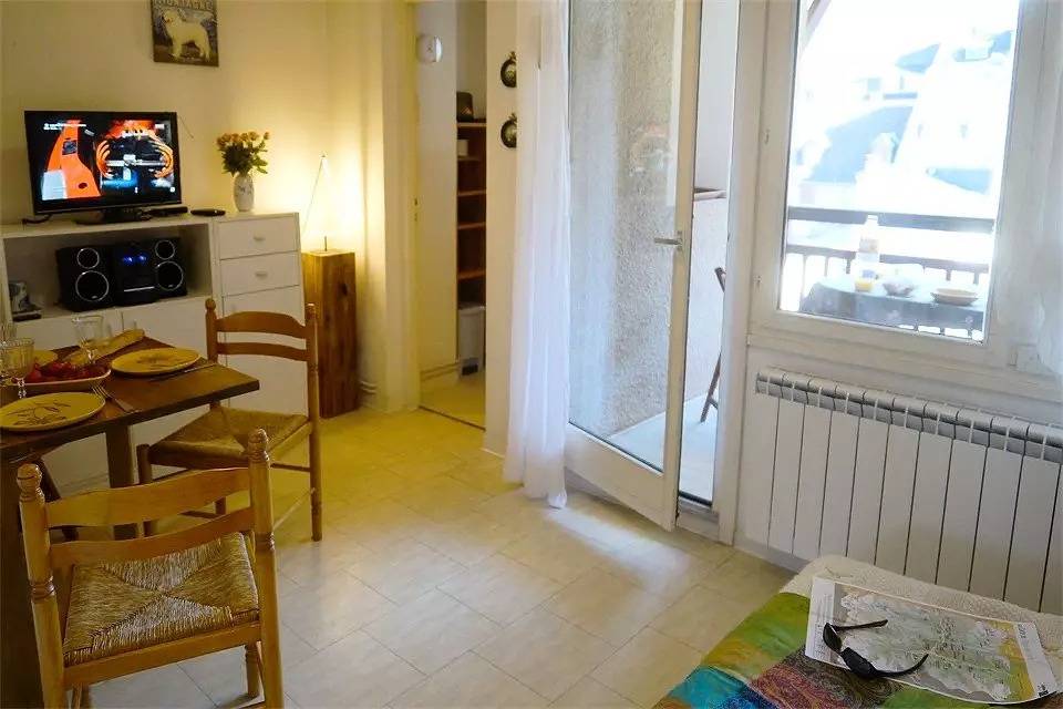 Studio entier, Luchon Studio Au Calme Avec Balcon Plein Sud - Parking in Luchon-Superbagnères, Bagnères-de-Luchon