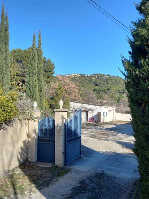 Location de vacances pour 3 personnes, avec jardin et piscine à La Bastidonne - 2