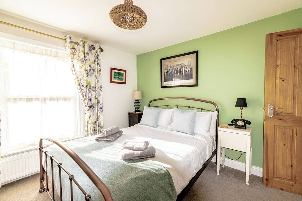 Pet friendly 2 Bed House Titchfield Village Centre in Fareham, Hampshire