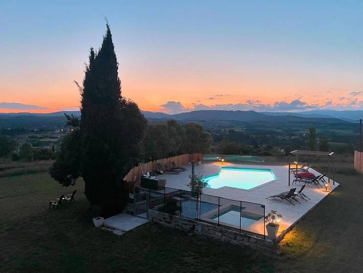 Location de vacances pour 3 personnes, avec vue ainsi que jardin et piscine à Lablachère - 3