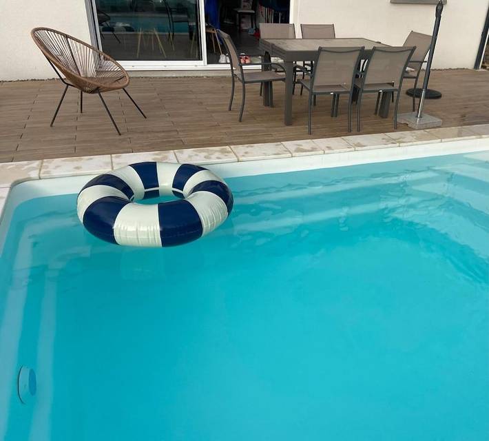 Location de vacances pour 8 personnes, avec jardin ainsi que piscine et jacuzzi à Saint-Benoist-sur-Mer