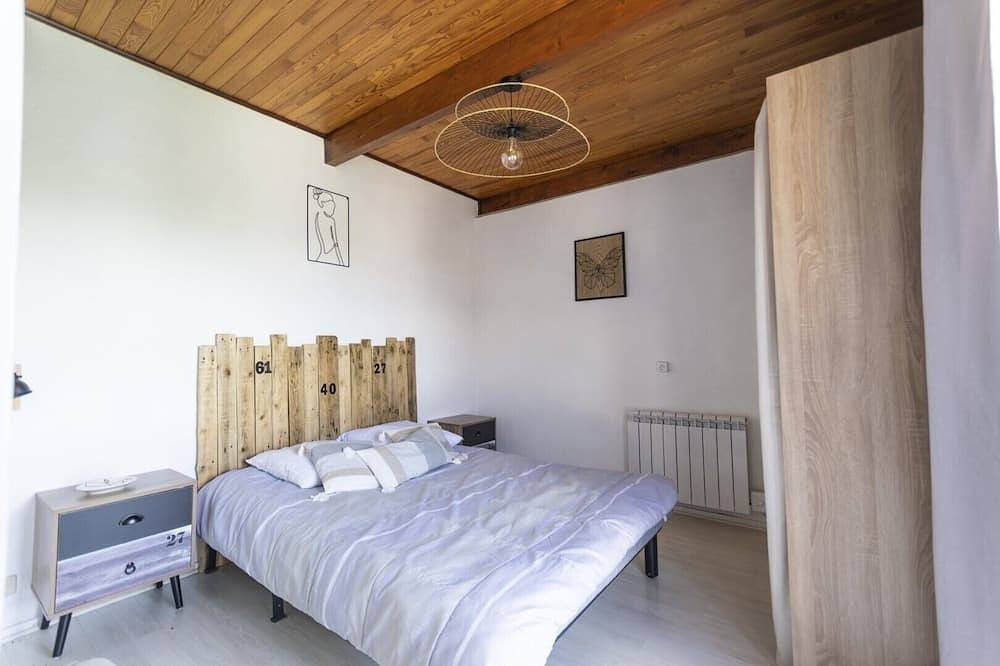 Gîte Chalet à 50 m d’un lac avec vue, terrasse privée et Wi-Fi in Le Vernet-Chaméane, Région de Besse-et-Saint-Anastaise