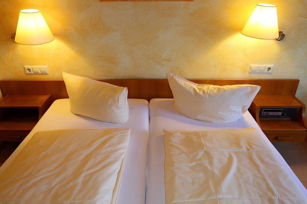 Dreibettzimmer Kat. A, Nichtraucher, Wc und Dusche - Hotel Werneths Landgasthof in Europa-Park, Rheinhausen