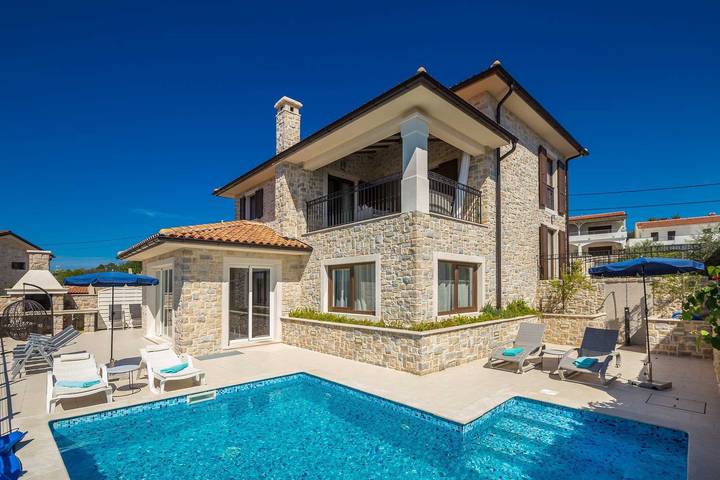 Ferienhaus für 8 Personen, mit Terrasse und Pool auf Krk