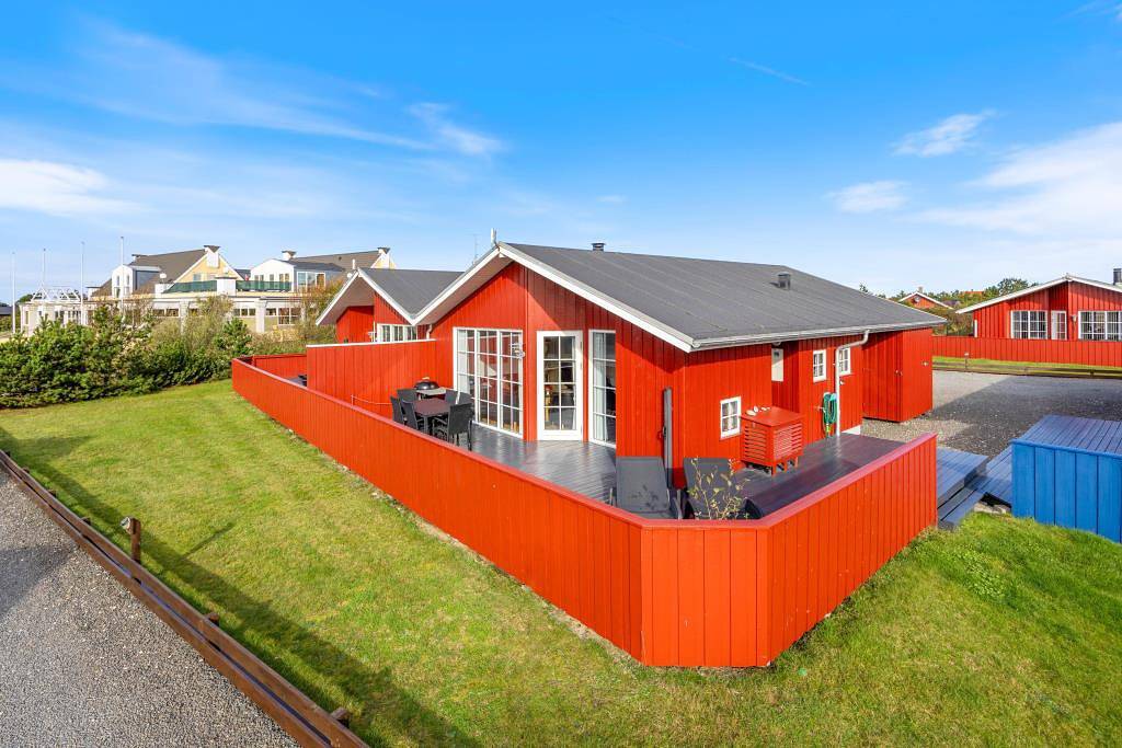 Hyggeligt sommerhus med spabad og plads til 6 personer in Nørre Lyngvig, Hvide Sande