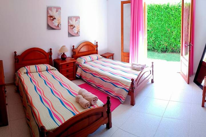 Fantastische Villa mit 3 Schlafzimmern und Pool, 1 Gehminute vom Strand in Cala D'Or entfernt. in Cala Serena, Felanitx