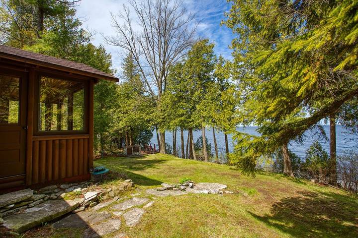 Log cabin for 6 people, with terrace and yard in Door County