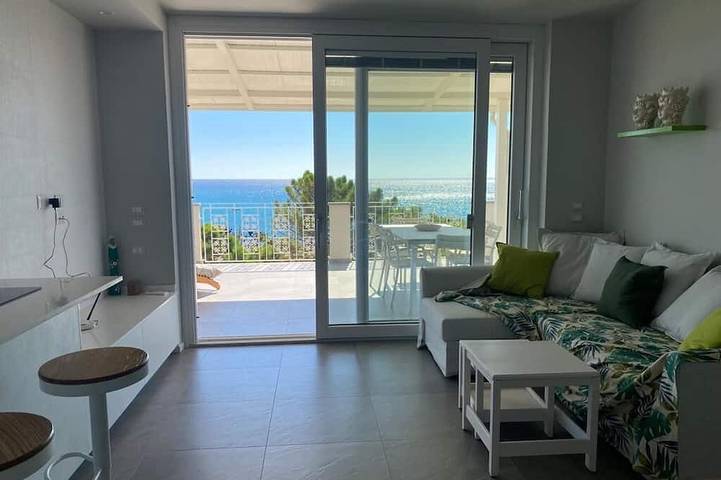 Ganze Wohnung, Beachfront apartment with fantastic terrace facing the Ionian Sea in Ionische Küste Kalabrien