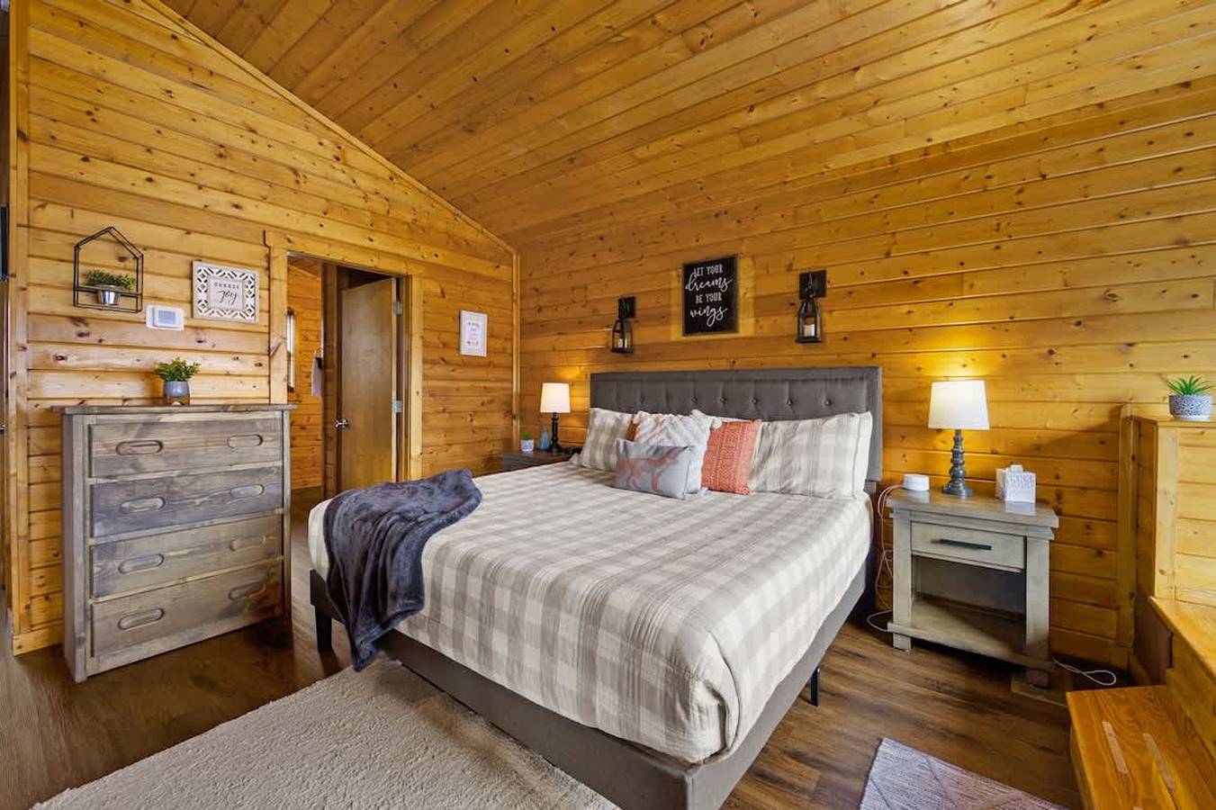 Apartamento inteiro, Great View  Location  Studio Log Cabin  Hot Tub  in Gatlinburg, Condado de Sevier