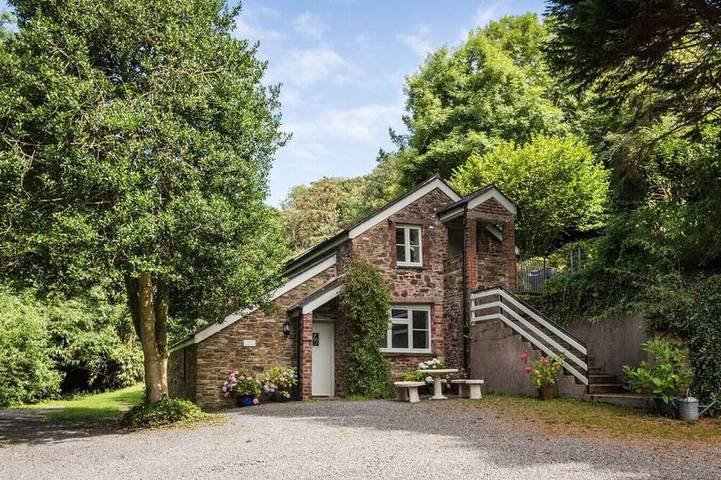Cottage for 6 people, with garden and terrace as well as hot tub, with pets in Devon