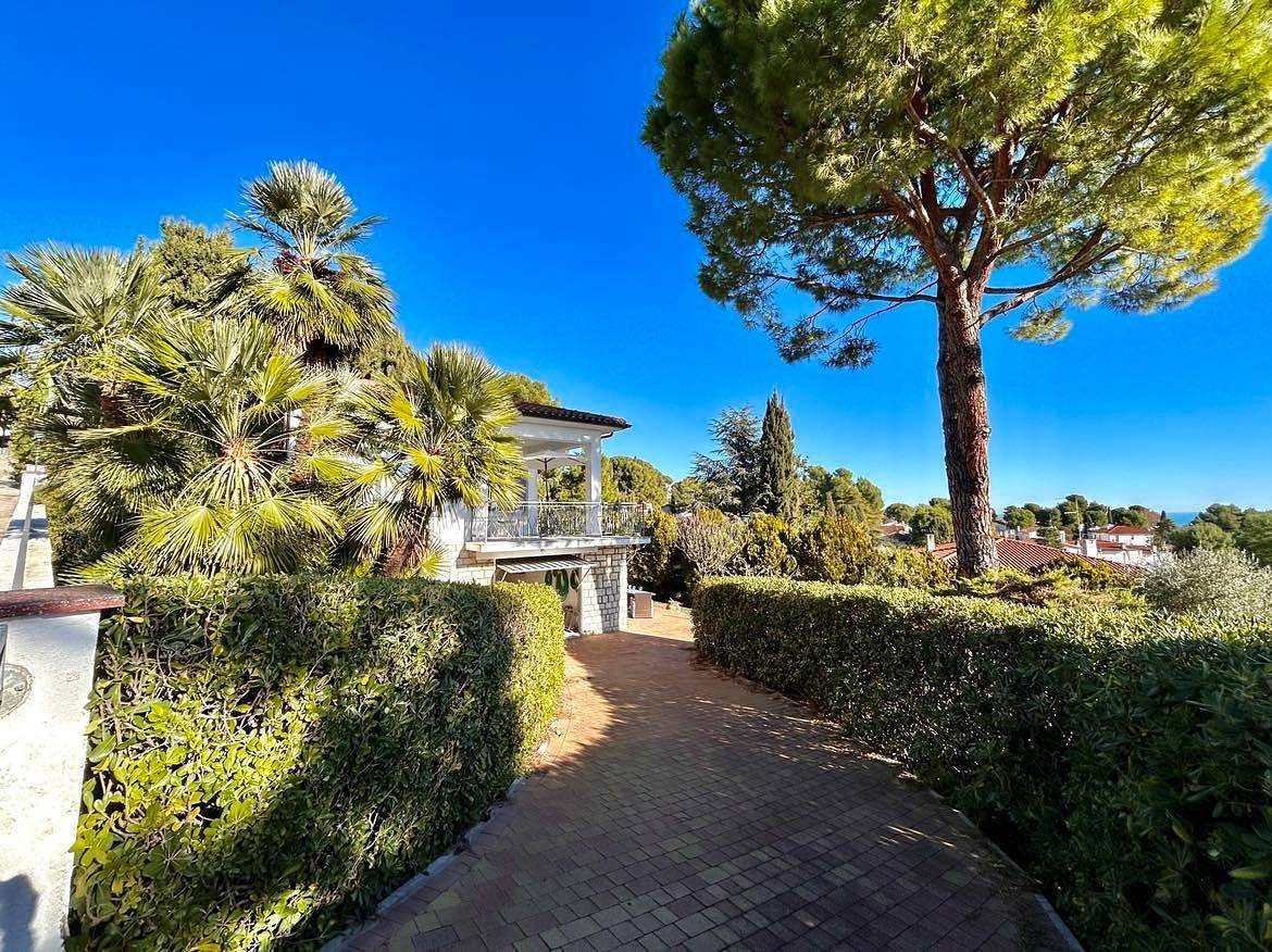 Bellissima villa con terrazzo vista mare e giardino taunus in Numana, Riviera del Conero
