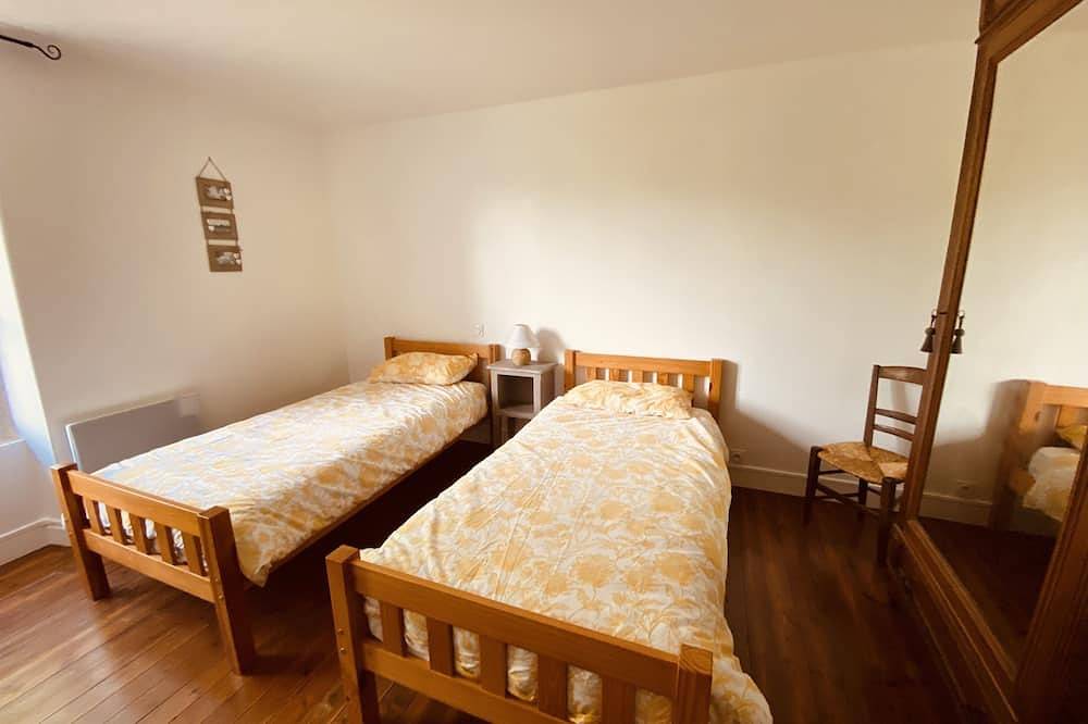 Cosy French cottage with access to peaceful gardens -10 mins walk to town centre in Ruffec, Charente