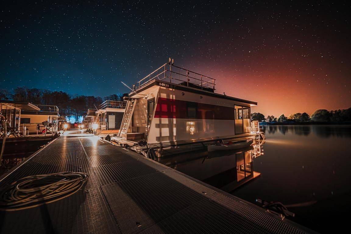 Floatinghouse Red Pearl: Seeblick, Terrasse & Hafenfeeling in Zehdenick, Ruppiner Seenland