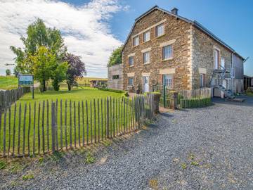 Location de vacances pour 14 personnes, avec terrasse et piscine ainsi que jacuzzi et sauna, adapté aux familles au Province de Luxembourg