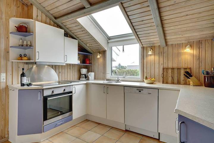 Dieses sehr gepflegte Ferienhaus befindet sich auf einem schönen, hügeligen Naturgrund in ruhiger Umgebung.  in Henne, Varde