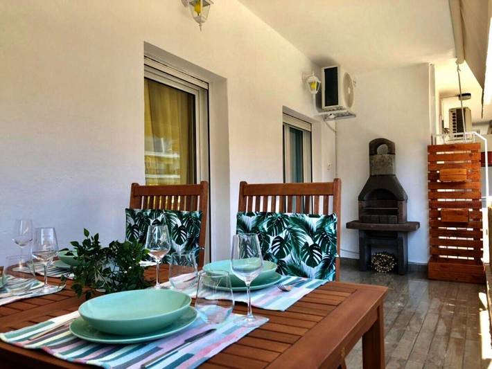 Appartement de vacances pour 4 personnes, avec balcon ainsi que vue et piscine, adapté aux familles
