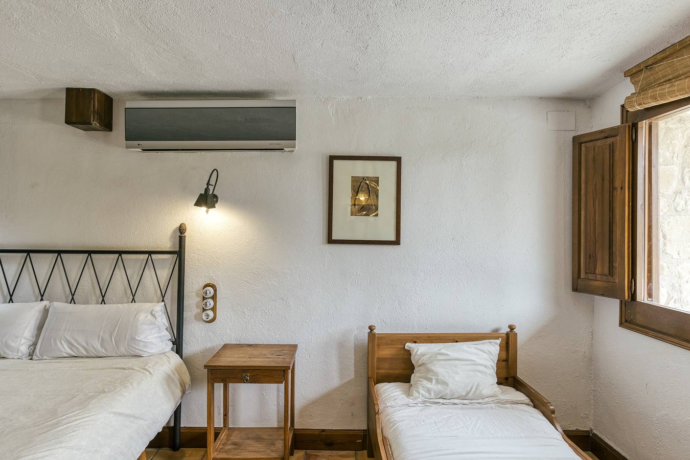 Room 'Gregal' with Shared Pool, Wi-Fi and Air Conditioning in Vilamarí, Cornellà del Terri
