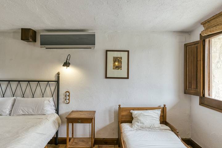 Casa rural para 3 personas, con piscina para niños y jardín, Se admiten mascotas en Pla de l'Estany - 2