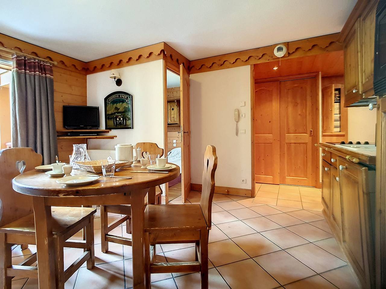 Entire apartment, Spacious & Cozy Apartment · Near Slopes · Balcony · Pool & Sauna Access · Covered Parking in Saint-Martin-de-Belleville, Les Trois Vallées