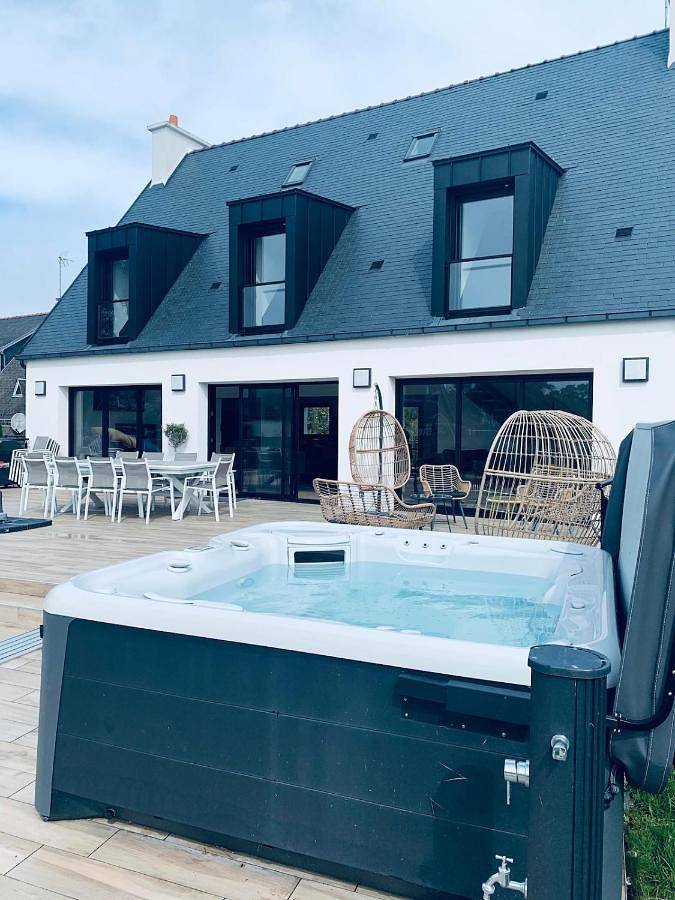 Superbe Villa à 200m de la plage tout confort avec piscine chauffée, couverte et spa in Mousterlin, Fouesnant