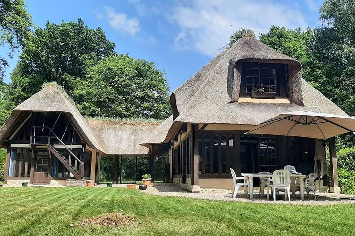 Location de vacances pour 8 personnes, avec jardin et piscine à Saint-Gatien-des-Bois