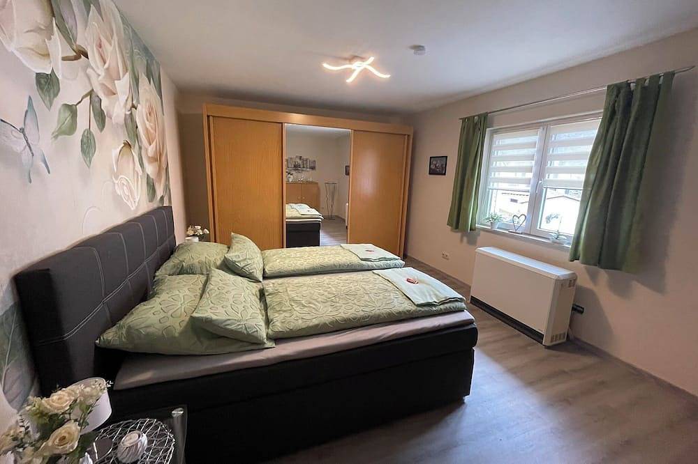 Ganze Wohnung, 90qm große Ferienwohnung auf zwei Etagen und mit Sauna in Steinwiesen, Frankenwald