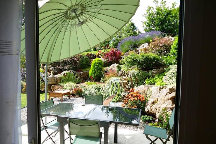 Location de vacances pour 4 personnes, avec terrasse ainsi que jardin et vue, animaux acceptés à Saint-Beauzély