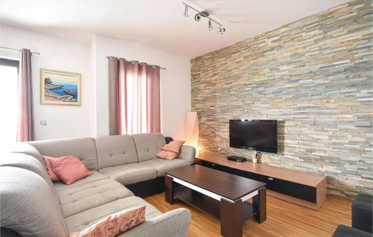 Ganze Ferienwohnung, Reizendes Apartment mit einem Schlafzimmer und Terrasse, 300 m vom Strand entfernt in Podstrana, Split-Dalmatien