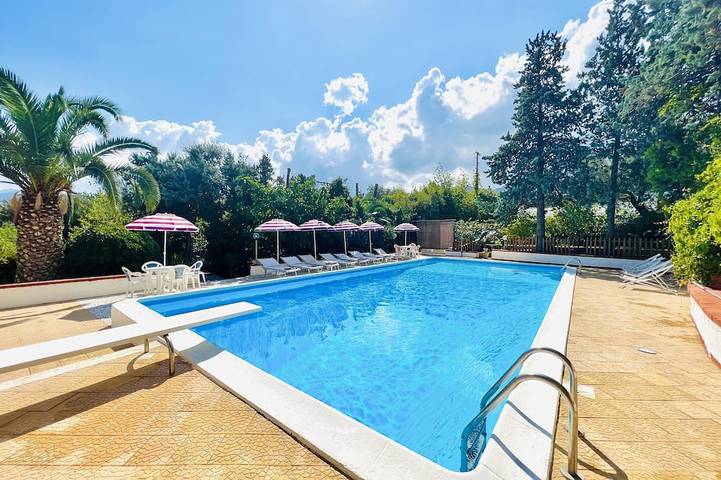 Chalet para 10 personas, con piscina además de terraza y jardín - 1