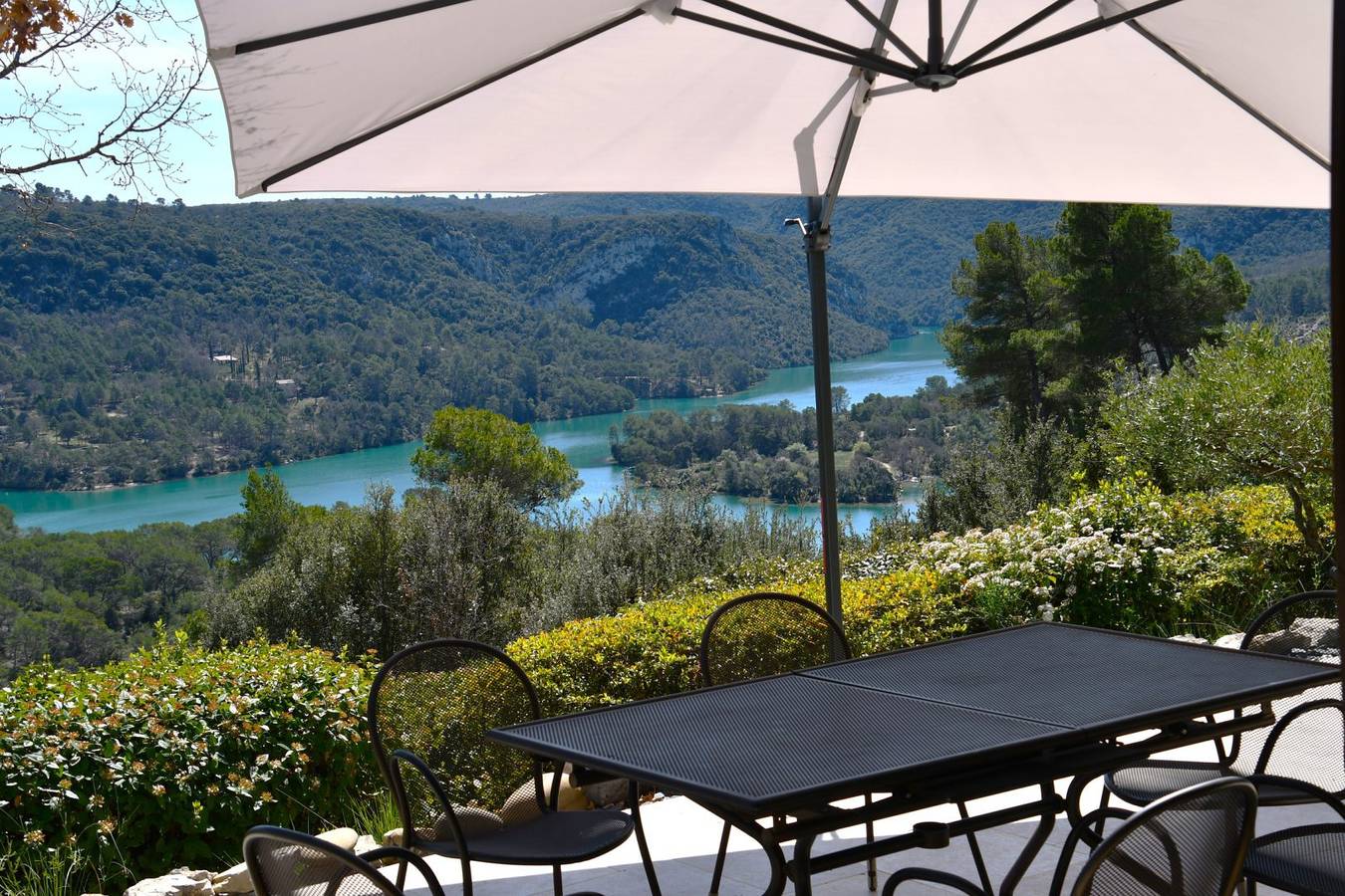 Villa Les Restanques, avec piscine, surplombant le lac in Esparron-de-Verdon, Parc naturel régional du Verdon