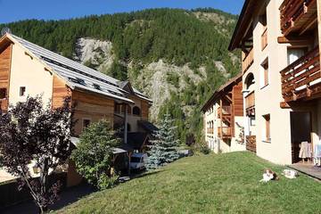 Gîte pour 6 personnes, avec terrasse et piscine à Arvieux