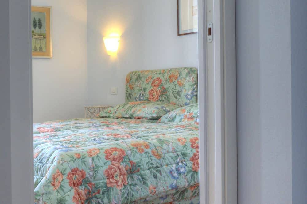 Ganze Wohnung, Apartment in villa, sea front, sleeps 6 double services in Alassio, Riviera di Ponente