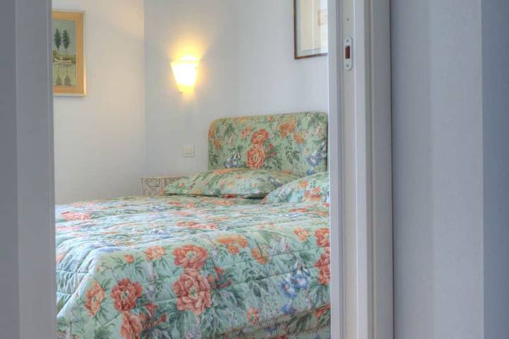 Appartamento intero, Appartamento in villa, fronte mare, 6 posti letto doppi servizi in Alassio, Riviera di Ponente
