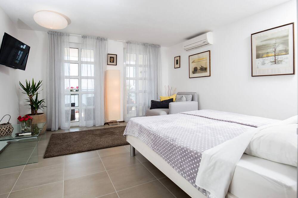 5-Sterne-Luxusvilla, herrliche Aussicht, 50 m vom Strand, beheizter Pool, Whirlpool in Seget Vranjica, Split-Dalmatien