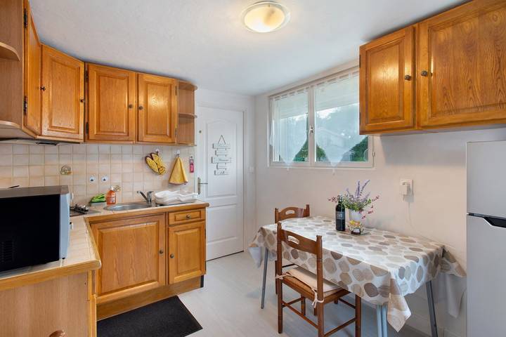 Gîte "Hortensia" with Private Terrace, Private Garden, and Wi-Fi in Val de Virvée, Blaye region
