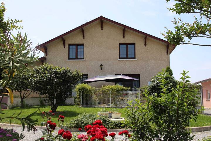 Gîte pour 5 personnes, avec terrasse à Lahosse